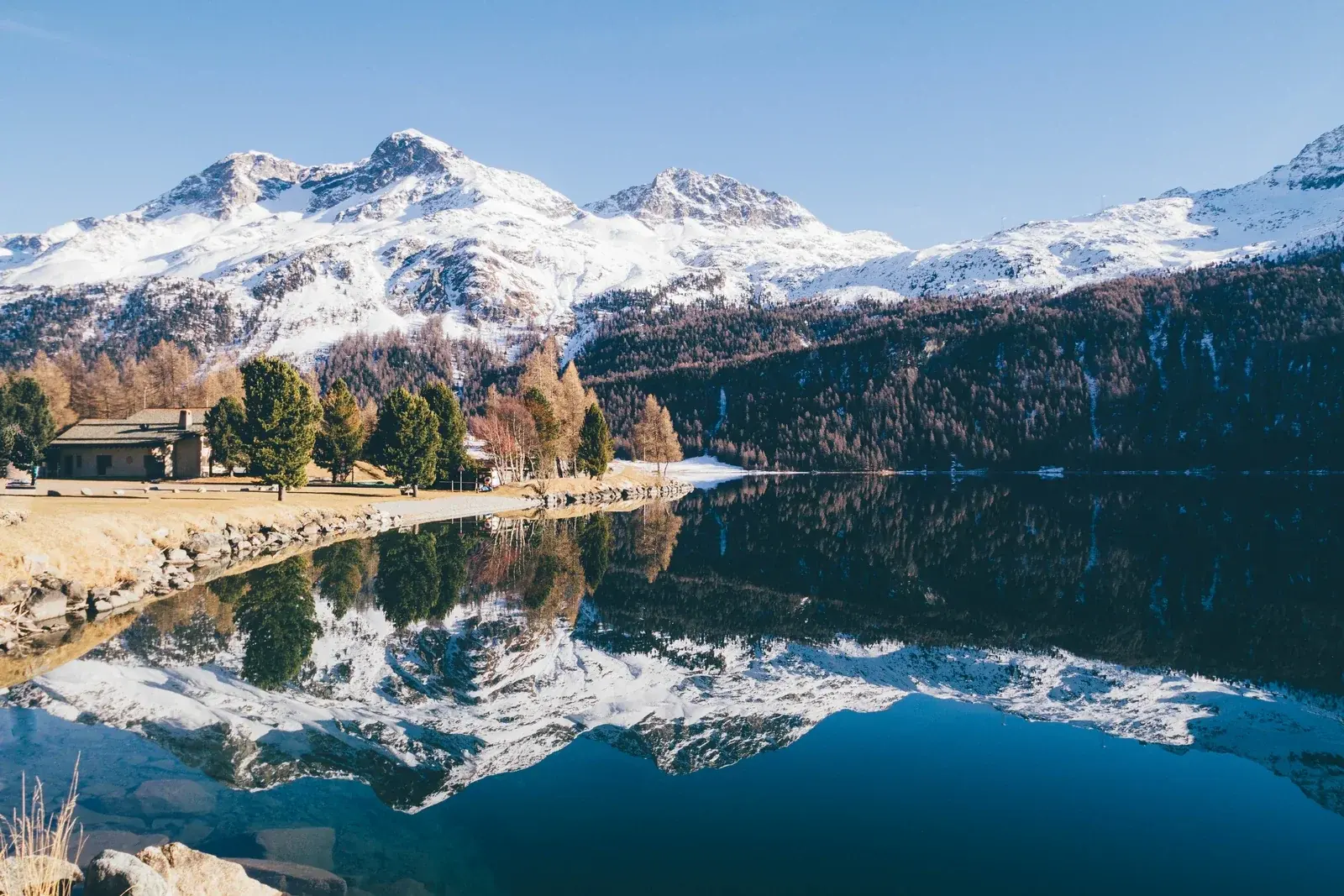 Swiss Private Banking vs International Banks: Why Switzerland Still Leads